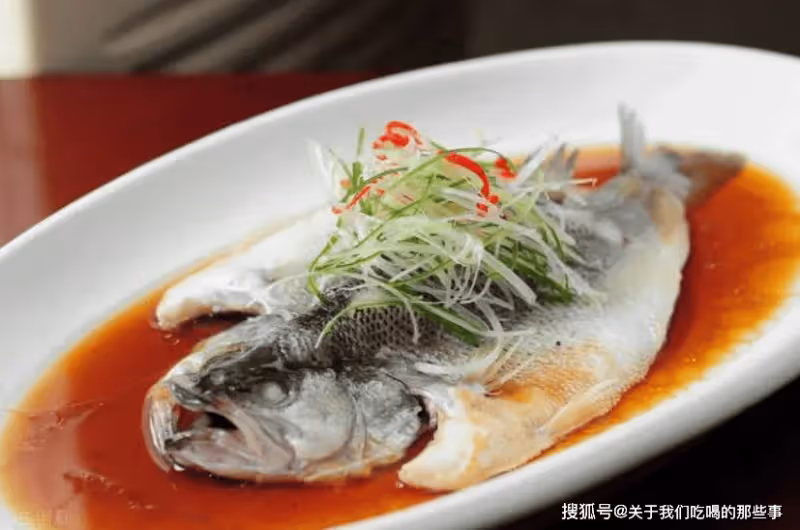 蒸鱸魚時,牢記「2不放、加4樣」的訣竅,魚肉特鮮嫩,好吃無腥味
