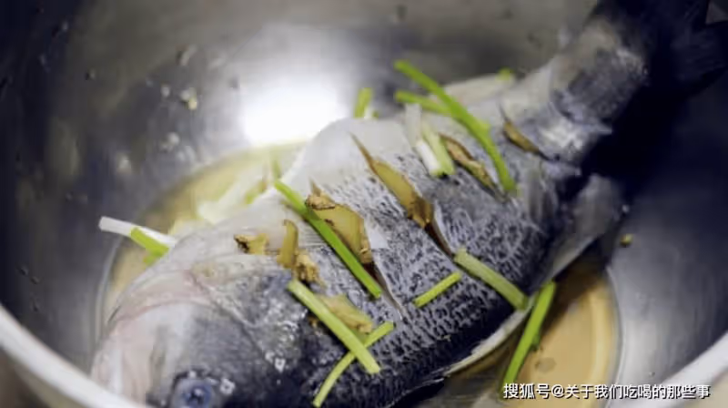 蒸鱸魚時，牢記「2不放、加4樣」的訣竅，魚肉特鮮嫩，好吃無腥味