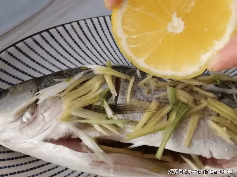 蒸鱸魚時，牢記「2不放、加4樣」的訣竅，魚肉特鮮嫩，好吃無腥味