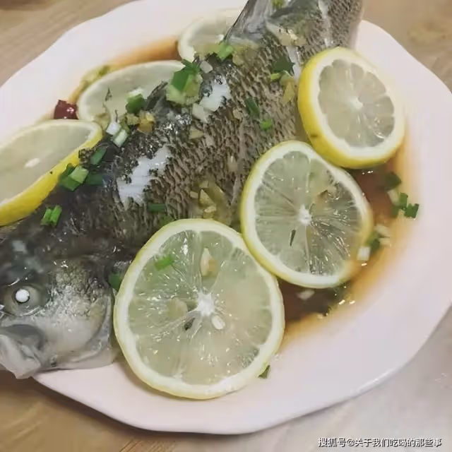蒸鱸魚時，牢記「2不放、加4樣」的訣竅，魚肉特鮮嫩，好吃無腥味