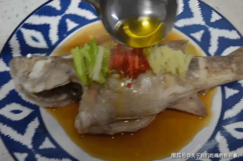 蒸鱸魚時，牢記「2不放、加4樣」的訣竅，魚肉特鮮嫩，好吃無腥味
