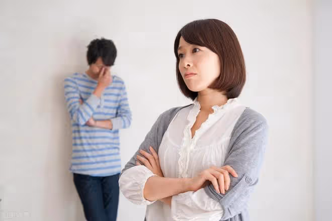 男子在外養小三，妻子卻笑著說：我要跟她AA制，結果