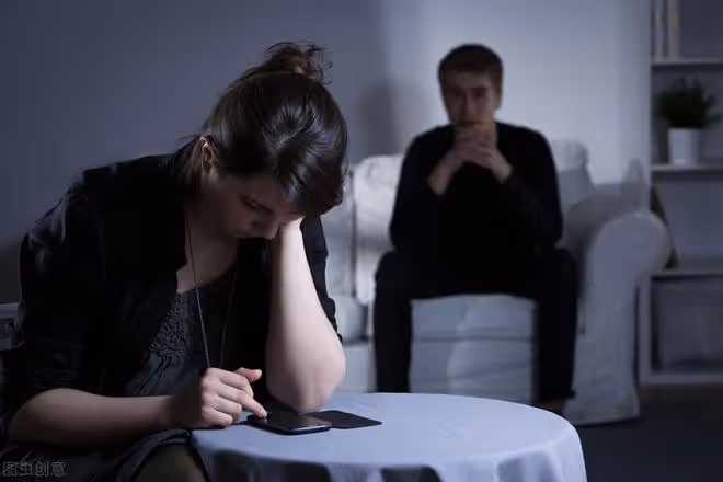 男子在外養小三，妻子卻笑著說：我要跟她AA制，結果
