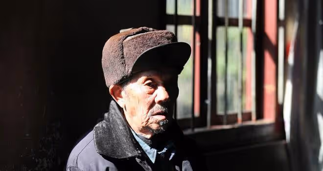 老人晚年有錢會幸福嗎？80歲大爺：擁有百萬存款，卻過得狼狽不堪
