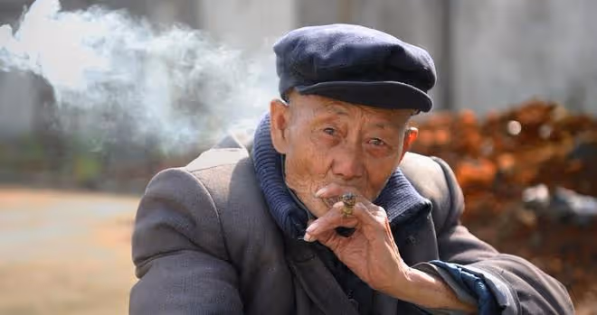 老人晚年有錢會幸福嗎？80歲大爺：擁有百萬存款，卻過得狼狽不堪