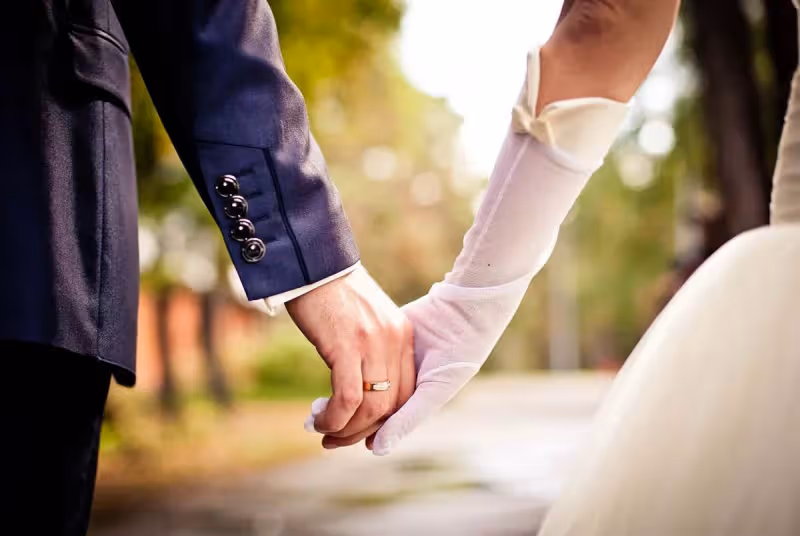 老公出軌又外遇，我帶著女兒失婚了…誰知道再婚又遇到渣男我再次失婚，想回娘家「卻說沒我的房間～」不被接納！ 走投無路時，我突然想起「前公公6年前給我的提款卡」一刷餘額愣在原地…