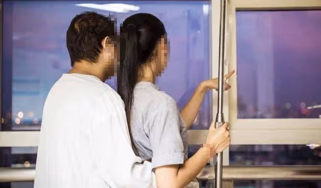 我和老公因為工作必須出國，大嫂主動幫我們照顧剛出生的女兒。3年後我們夫妻久違回國，拿了40萬給她作為感謝。沒想到晚上為女兒泡奶粉時，竟發現一張紙條，看完後我淚如雨下⋯⋯