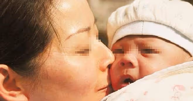 我和老公因為工作必須出國，大嫂主動幫我們照顧剛出生的女兒。3年後我們夫妻久違回國，拿了40萬給她作為感謝。沒想到晚上為女兒泡奶粉時，竟發現一張紙條，看完後我淚如雨下⋯⋯