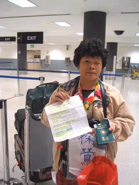 女兒遠嫁南美洲！媽媽不會說英文「拿小抄獨自搭機」　不怕辛苦「只想幫女兒坐月子」網全噴淚