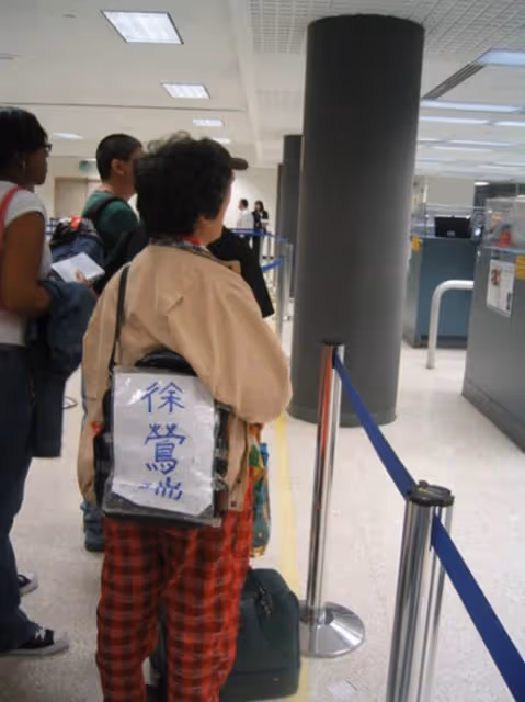 女兒遠嫁南美洲！媽媽不會說英文「拿小抄獨自搭機」　不怕辛苦「只想幫女兒坐月子」網全噴淚