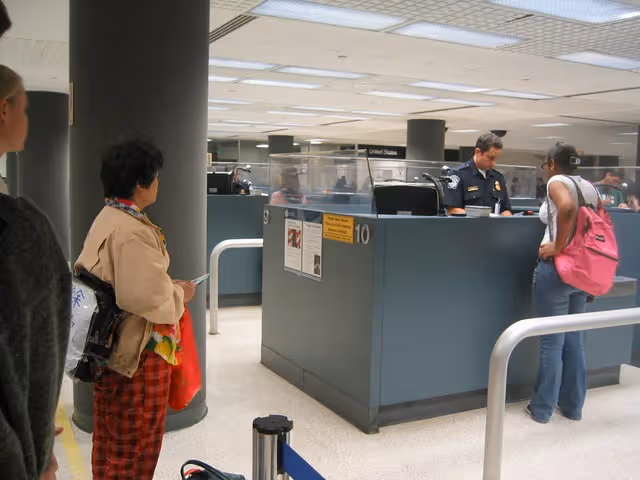 女兒遠嫁南美洲！媽媽不會說英文「拿小抄獨自搭機」　不怕辛苦「只想幫女兒坐月子」網全噴淚