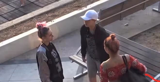 吳卓林抽菸被拍，國外街頭毫無形象，剪寸頭染髮像是流浪漢