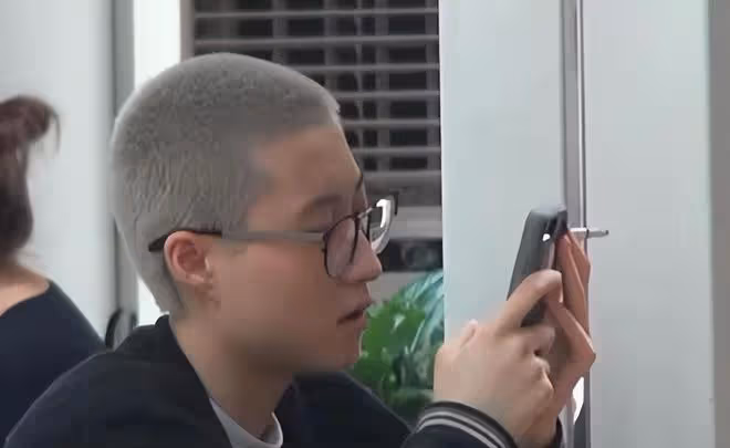 吳卓林抽菸被拍，國外街頭毫無形象，剪寸頭染髮像是流浪漢