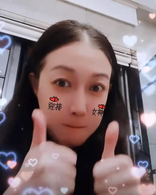 吳卓林抽菸被拍，國外街頭毫無形象，剪寸頭染髮像是流浪漢
