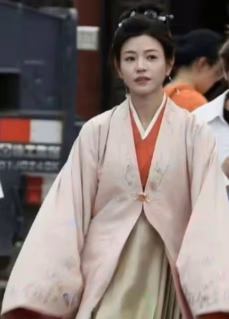 又來了！40歲陳妍希給32歲肖戰演媽，這讓扮嫩演員還咋玩