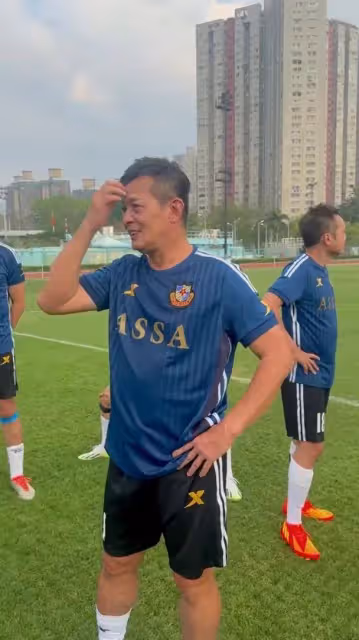 62歲知名港星踢球突發意外,右腳受傷需坐輪椅,獲好友護送離場