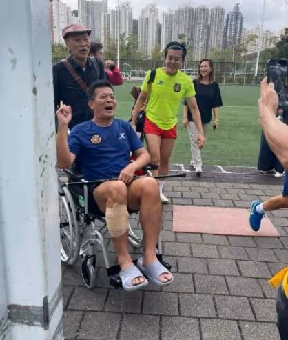62歲知名港星踢球突發意外,右腳受傷需坐輪椅,獲好友護送離場