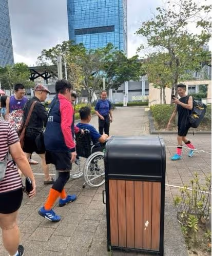 62歲知名港星踢球突發意外,右腳受傷需坐輪椅,獲好友護送離場