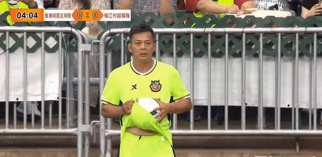 62歲知名港星踢球突發意外,右腳受傷需坐輪椅,獲好友護送離場