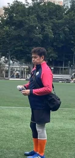 62歲知名港星踢球突發意外,右腳受傷需坐輪椅,獲好友護送離場