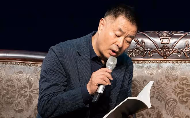 濮存昕上海街頭低調現身,熱心幫忙拍照引發熱議