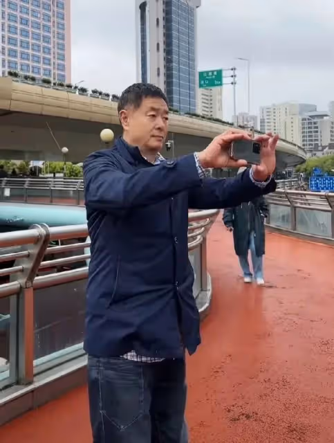 濮存昕上海街頭低調現身,熱心幫忙拍照引發熱議