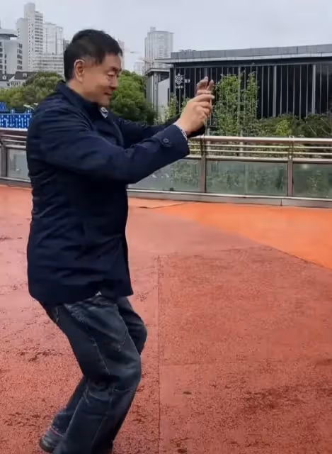 濮存昕上海街頭低調現身,熱心幫忙拍照引發熱議
