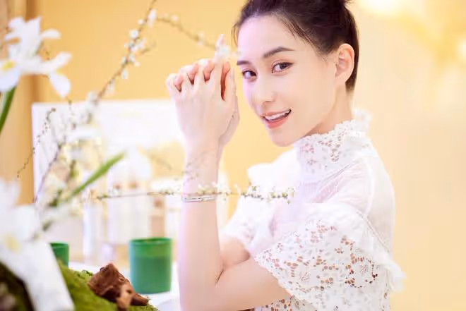 賭王千金何超蓮掃墓引熱議,豪門生活也需平常心