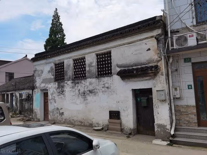 99年父母建房時和大伯鬧掰，如今看到兩家荒廢成鬼宅，卻後悔哭了