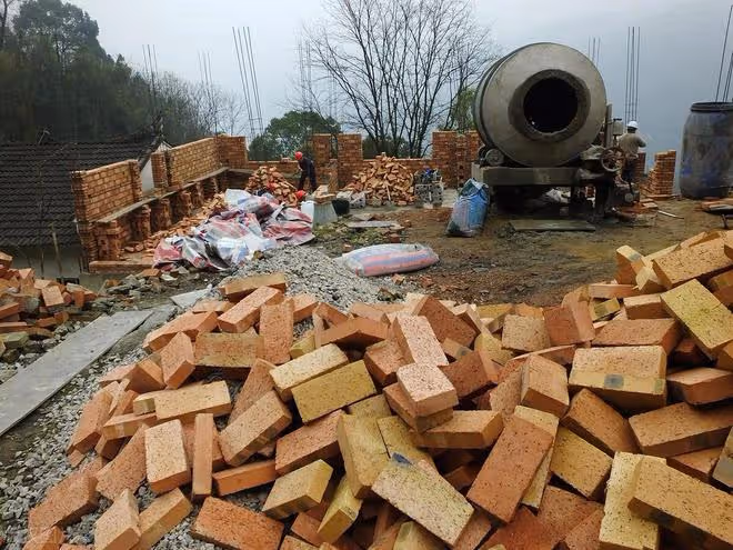 99年父母建房時和大伯鬧掰，如今看到兩家荒廢成鬼宅，卻後悔哭了