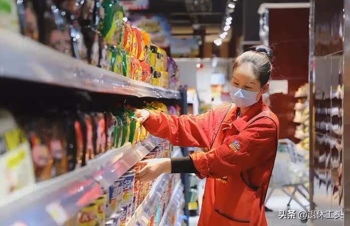 孫子愛玩「摔破一盒雞蛋」店員氣喊：10倍賠償！阿嬤不疾不徐「說了一段話」他瞬間沉默了…