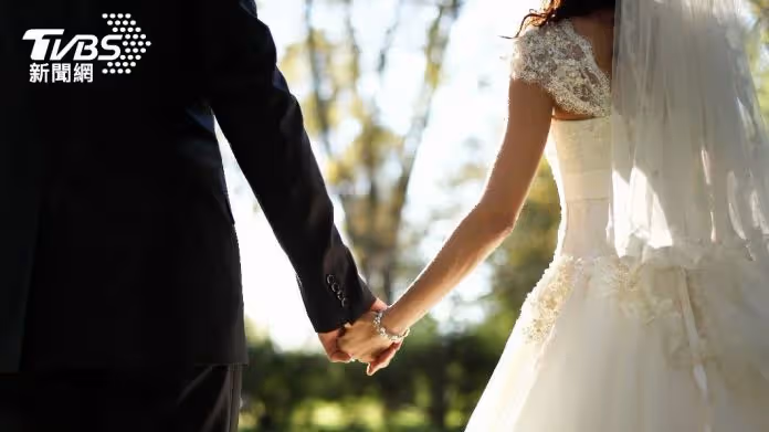 娘家媽媽怕禮數不周！婚禮上「塞2紅包給親家」，辦完婚禮第二天「婆婆一早來敲我房門」…