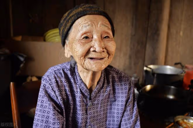 婆婆住進醫院，老公要我去照顧，我笑著買了回娘家的車票