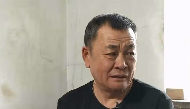 大媽相中老實大爺，要求大爺負擔生活費，她的錢存起來自己養老