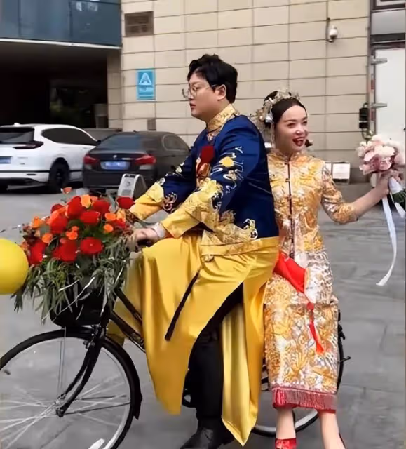 新郎騎自行車接親，新娘幸福滿滿，坦言坐在自行車上她笑得更燦爛