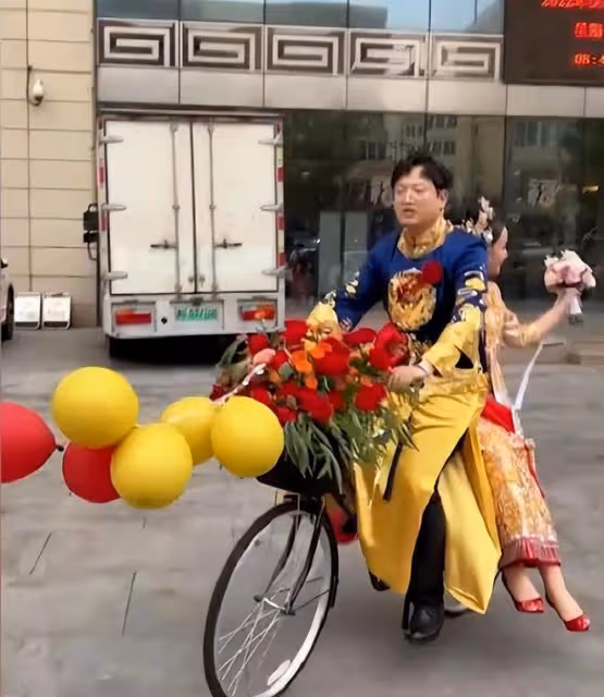 新郎騎自行車接親，新娘幸福滿滿，坦言坐在自行車上她笑得更燦爛
