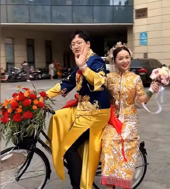 新郎騎自行車接親，新娘幸福滿滿，坦言坐在自行車上她笑得更燦爛