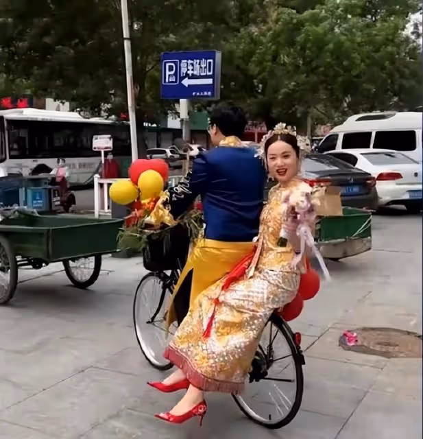 新郎騎自行車接親，新娘幸福滿滿，坦言坐在自行車上她笑得更燦爛
