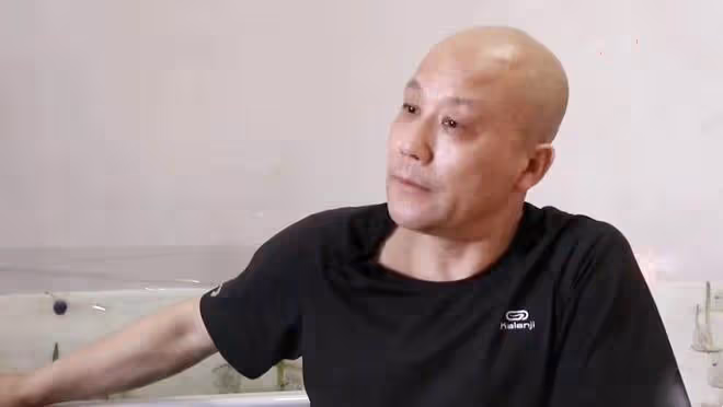 大叔相中漂亮大媽，百般討好花式表白，大媽的一句話讓他瞬間泄氣
