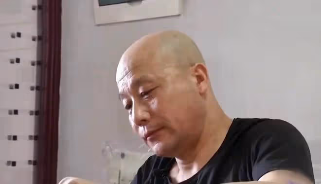大叔相中漂亮大媽，百般討好花式表白，大媽的一句話讓他瞬間泄氣