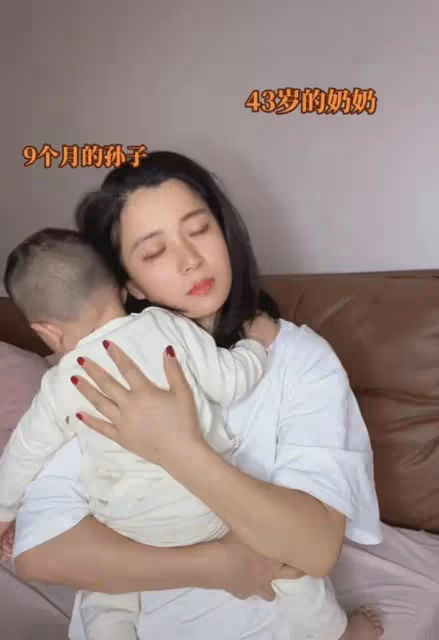 年輕奶奶全職帶孫子，一人伺候三人滿臉無奈，兒子和媳婦還在熱戀