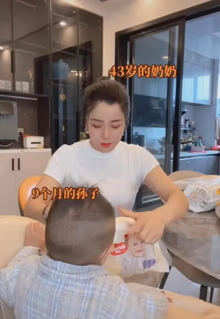 年輕奶奶全職帶孫子，一人伺候三人滿臉無奈，兒子和媳婦還在熱戀