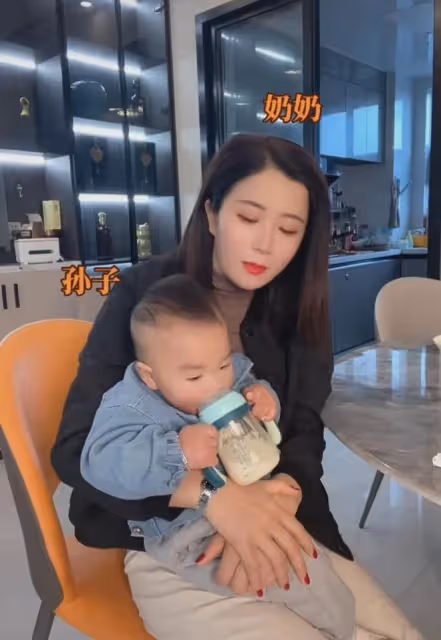 年輕奶奶全職帶孫子，一人伺候三人滿臉無奈，兒子和媳婦還在熱戀