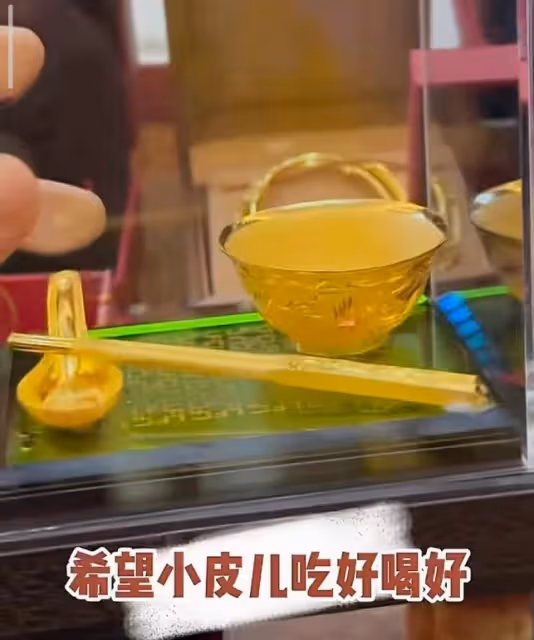趙本山外孫「小金庫」曝光,金碗金筷金勺子,超多金鎖羨煞旁人