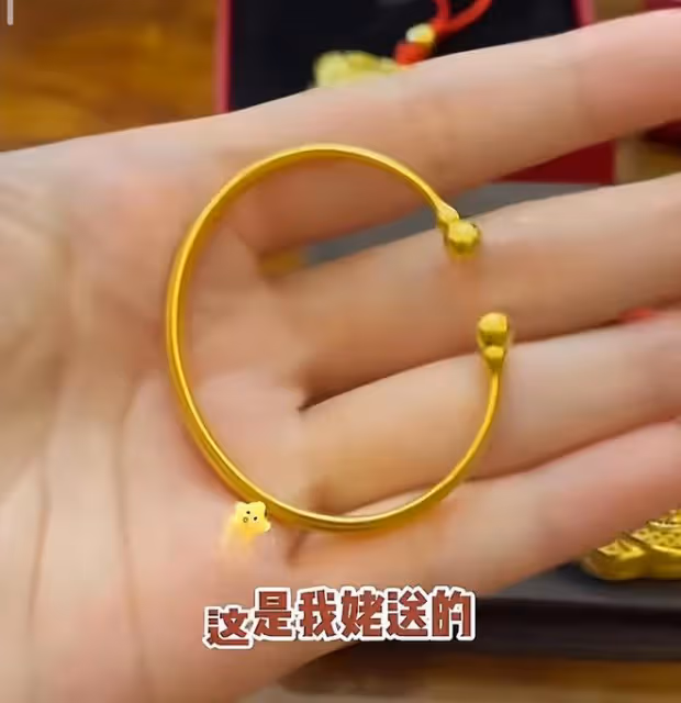 趙本山外孫「小金庫」曝光,金碗金筷金勺子,超多金鎖羨煞旁人