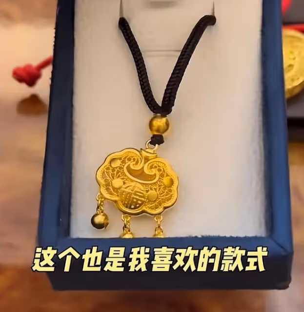 趙本山外孫「小金庫」曝光,金碗金筷金勺子,超多金鎖羨煞旁人