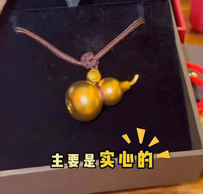 趙本山外孫「小金庫」曝光,金碗金筷金勺子,超多金鎖羨煞旁人