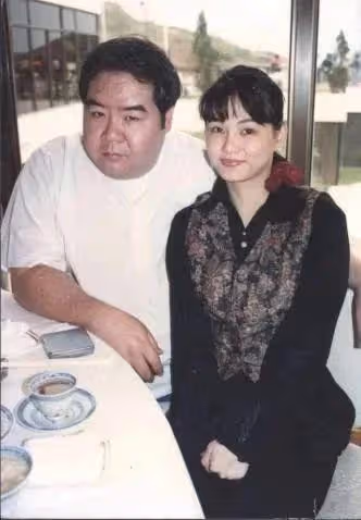 TVB老戲骨低調嫁女兒,感激太太在人生低谷不離棄,子女高學歷事業有成