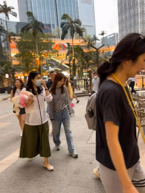 霍啟剛與郭晶晶內地參加活動,被指排場大,拿9萬手袋惹爭議