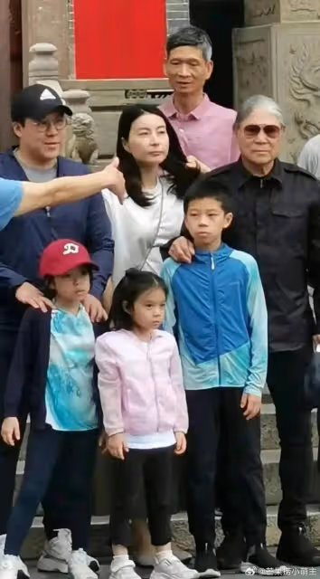 霍啟剛與郭晶晶內地參加活動,被指排場大,拿9萬手袋惹爭議